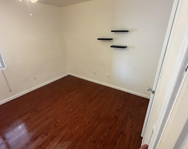 1336 E Mountain View Road - Photo Thumbnail 9
