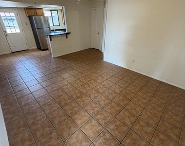 1336 E Mountain View Road - Photo Thumbnail 3