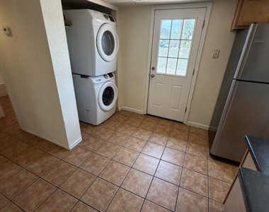 1336 E Mountain View Road - Photo Thumbnail 5