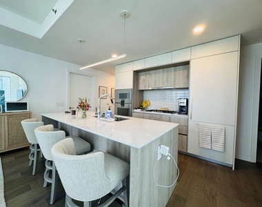 211 N Harbor Drive - Photo Thumbnail 3