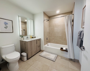 211 N Harbor Drive - Photo Thumbnail 9