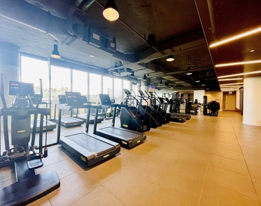 211 N Harbor Drive - Photo Thumbnail 19