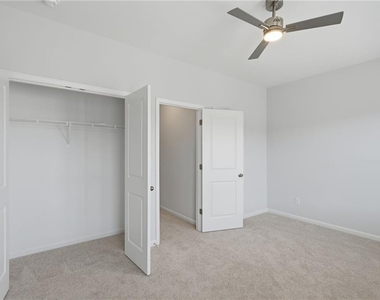 1422 Creekside Circle - Photo Thumbnail 23