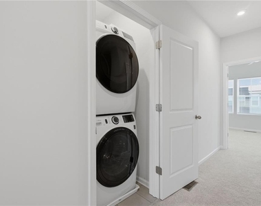 1422 Creekside Circle - Photo Thumbnail 24
