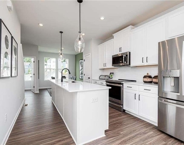 1422 Creekside Circle - Photo Thumbnail 2