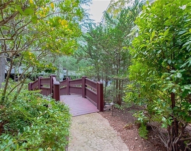 1850 Cotillion Drive - Photo Thumbnail 12