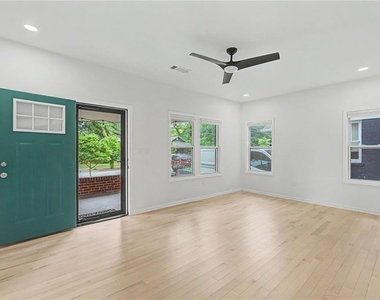 827 Elbert Street Sw - Photo Thumbnail 2