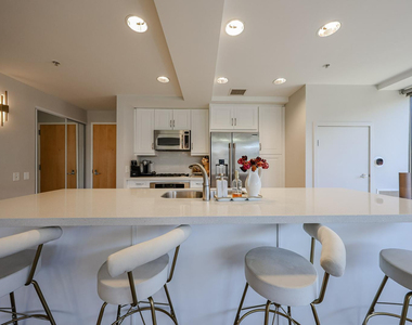 7137 E Rancho Vista Drive - Photo Thumbnail 4