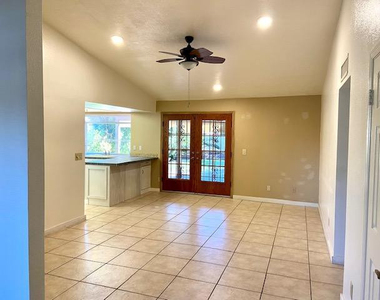 405 E Marigold Lane - Photo Thumbnail 6