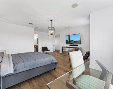 18507 N 94th Street - Photo Thumbnail 15