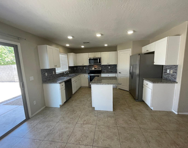 1818 W Desert Seasons Drive - Photo Thumbnail 2