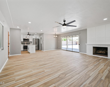 1226 W Rancho Drive - Photo Thumbnail 10