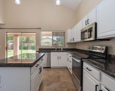7457 W Melinda Lane - Photo Thumbnail 8