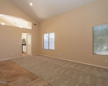 7457 W Melinda Lane - Photo Thumbnail 12