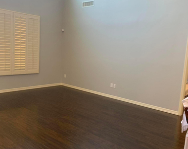 2219 E Wisteria Drive - Photo Thumbnail 12