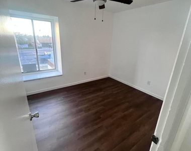 8426 N 34th Drive - Photo Thumbnail 1