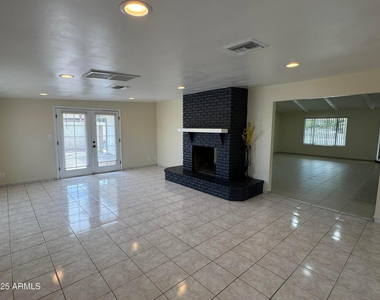5502 W Frier Drive - Photo Thumbnail 9