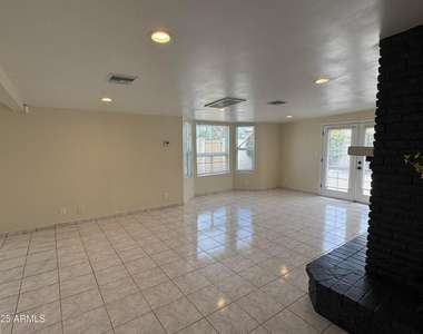 5502 W Frier Drive - Photo Thumbnail 8