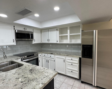 5502 W Frier Drive - Photo Thumbnail 3