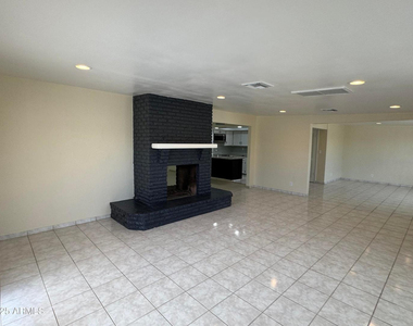 5502 W Frier Drive - Photo Thumbnail 10