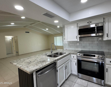 5502 W Frier Drive - Photo Thumbnail 6