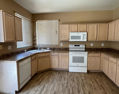 1814 S 114th Drive - Photo Thumbnail 5
