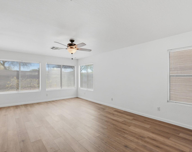 27513 N 63rd Drive - Photo Thumbnail 5