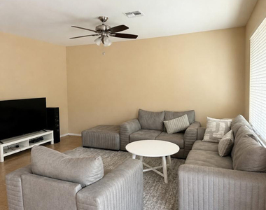 4723 W Gelding Drive - Photo Thumbnail 5