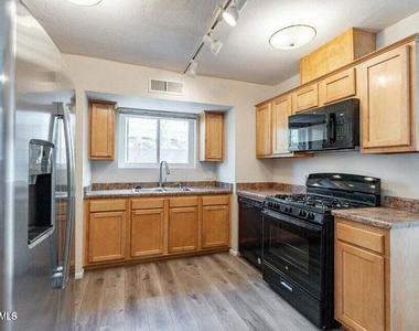 505 W Howe Street - Photo Thumbnail 6