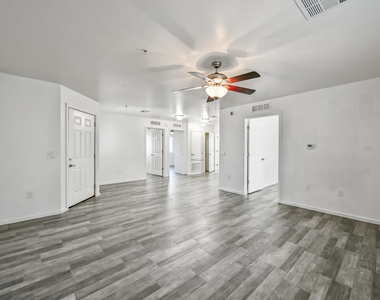 3065 N 67th Avenue - Photo Thumbnail 2