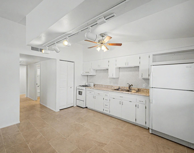 10606 W Oakmont Drive - Photo Thumbnail 7