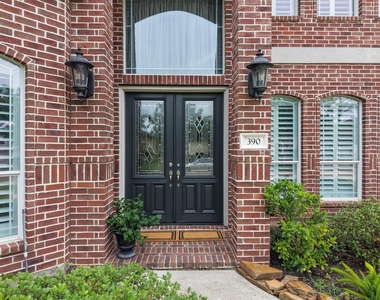390 Wedgewood Drive - Photo Thumbnail 2