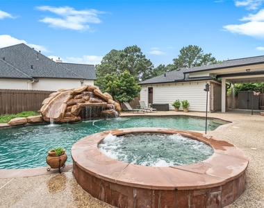 390 Wedgewood Drive - Photo Thumbnail 14
