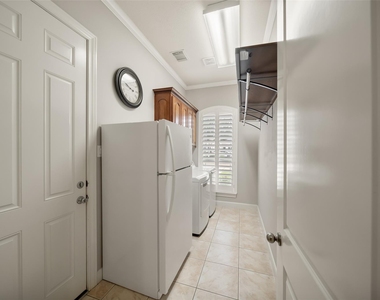 390 Wedgewood Drive - Photo Thumbnail 6