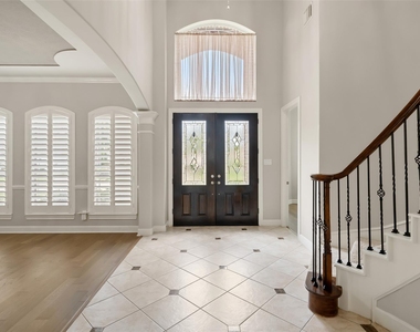 390 Wedgewood Drive - Photo Thumbnail 3