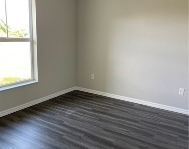 609 Nw 25th Street - Photo Thumbnail 9