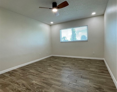 841 Gleason Parkway - Photo Thumbnail 9