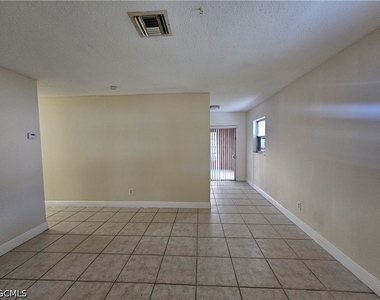 423 Morgan Circle S - Photo Thumbnail 3