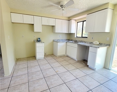 704 W Cleveland Lane - Photo Thumbnail 5