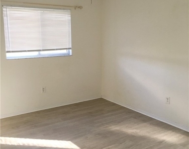 5019 Sw 16th Place - Photo Thumbnail 6