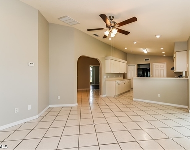 306 Ne 17th Place - Photo Thumbnail 2