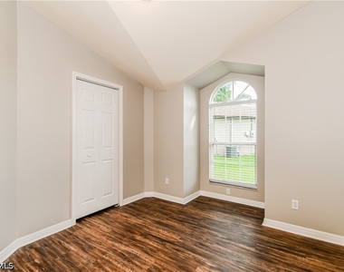 306 Ne 17th Place - Photo Thumbnail 8