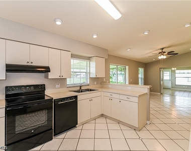 306 Ne 17th Place - Photo Thumbnail 4
