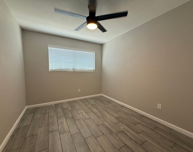 3302 W Loma Lane - Photo Thumbnail 12