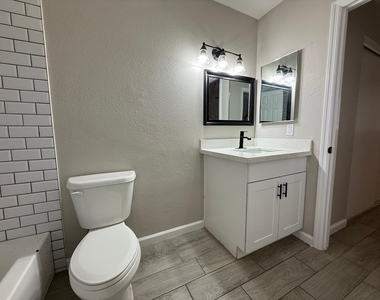 3302 W Loma Lane - Photo Thumbnail 11