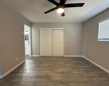 3302 W Loma Lane - Photo Thumbnail 7