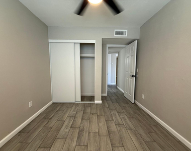 3302 W Loma Lane - Photo Thumbnail 13