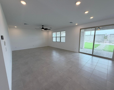 24172 W Raymond Street - Photo Thumbnail 5