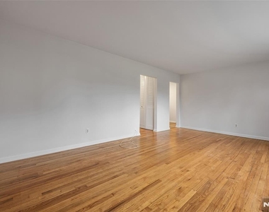 121 Regency - Photo Thumbnail 3
