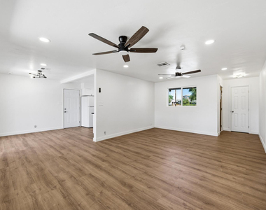 2558 N 40th Street - Photo Thumbnail 2